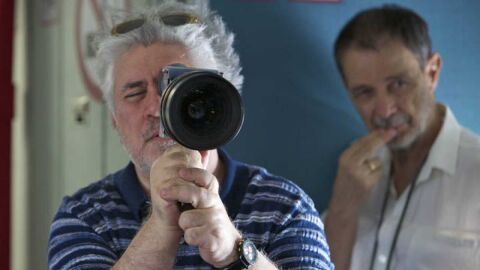 El director de fotograf&iacute;a Jos&eacute; Luis Alcaine observa una escena detr&aacute;s de Pedro Almod&oacute;var