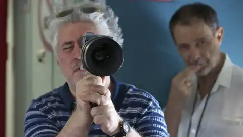 El director de fotografía José Luis Alcaine observa una escena detrás de Pedro Almodóvar El director de fotografía José Luis Alcaine observa una escena detrás de Pedro Almodóvar