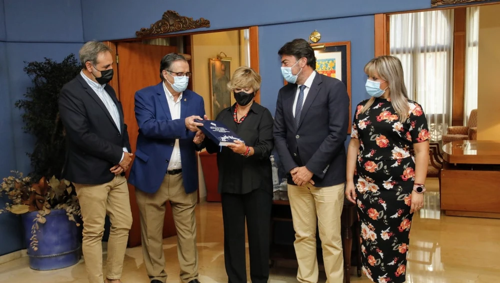 Antonia Moreno recibe la documentación en la 'Casa de las Brujas' sede del Consell en Alicante 