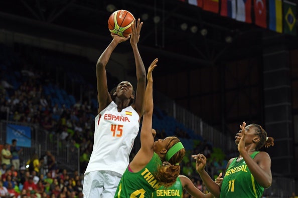 Kyrie Irving, las vacunas y Astou Ndour Kyrie Irving, las vacunas y Astou Ndour