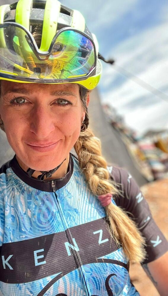 Ariadna Ródenas llega a la última etapa de la Titan Desert con el maillot de líder.