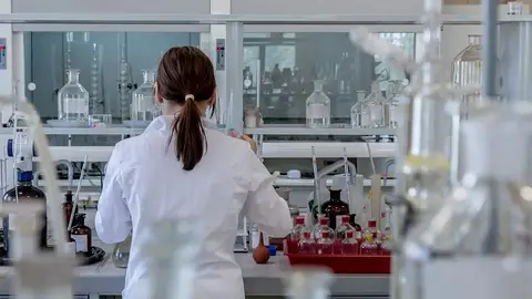 Una mujer investiga en un laboratorio