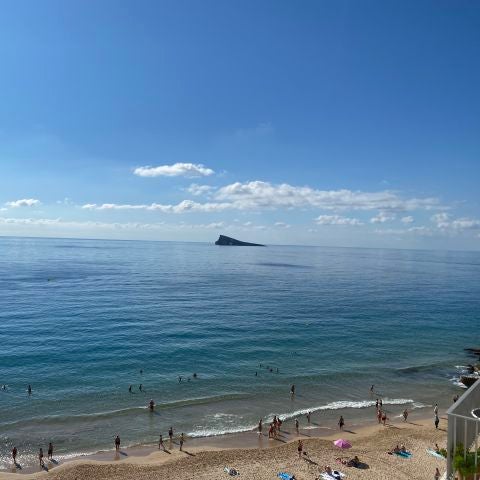 Benidorm Isla Levante cielo poco nuboso