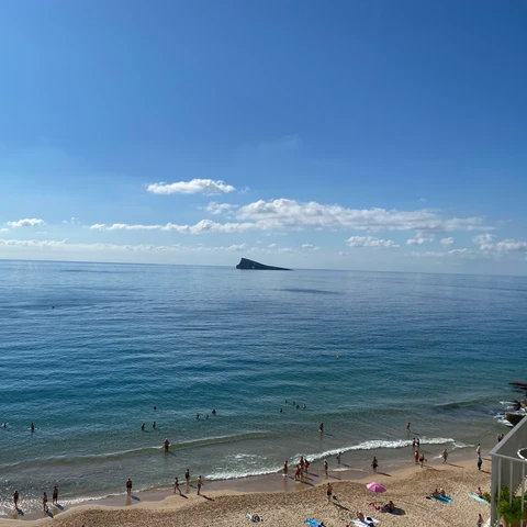 Benidorm Isla Levante cielo poco nuboso