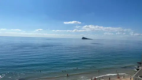 Benidorm Isla Levante cielo poco nuboso Benidorm Isla Levante cielo poco nuboso