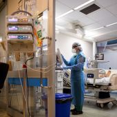 Enfermeras atienden a un paciente covid-19 en una habitación de hospital