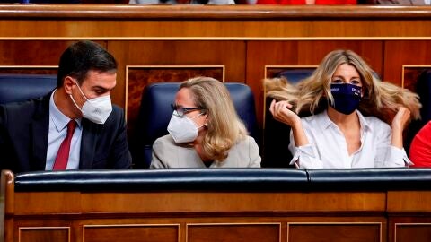 El presidente del Gobierno, Pedro S&aacute;nchez, conversa con la vicepresidenta primera y ministra de Asuntos Econ&oacute;micos, Nadia Calvi&ntilde;o (c), durante una sesi&oacute;n de control al Gobierno