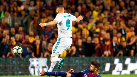 El delantero francés del Real Madrid, Karim Benzema, se lleva el balón ante el defensa del FC Barcelona, Gerard Piqué El delantero francés del Real Madrid, Karim Benzema, se lleva el balón ante el defensa del FC Barcelona, Gerard Piqué