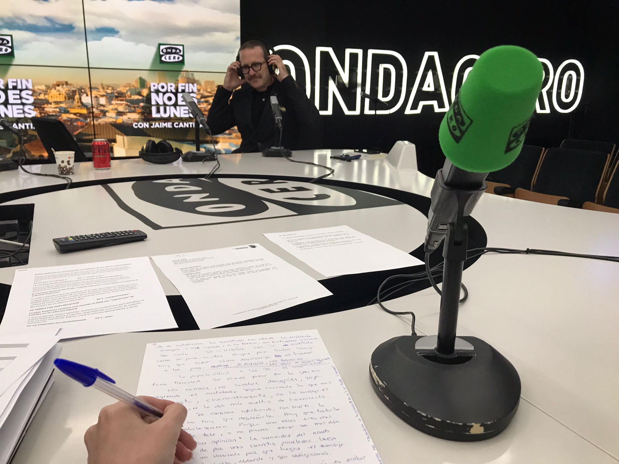 El garabato de Isabel Lobo a Joaquín Reyes: "Dejar que la vida te viva es como decir que le gusta observar y poner la oreja" El garabato de Isabel Lobo a Joaquín Reyes: "Dejar que la vida te viva es como decir que le gusta observar y poner la oreja"