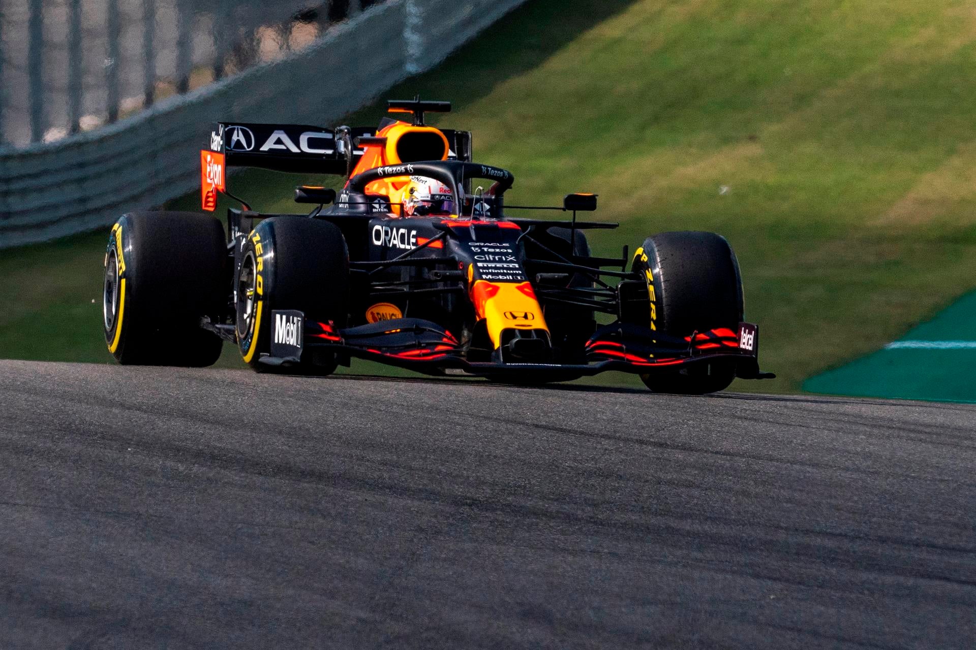 Verstappen llama "estúpido idiota" y le hace una peineta a Hamilton en el GP de las Américas Verstappen llama "estúpido idiota" y le hace una peineta a Hamilton en el GP de las Américas