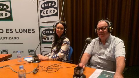 La concejal de Bienestar Social, Igualdad, Inmigraci&oacute;n y Participaci&oacute;n Ciudadana del Ayuntamiento de Orihuela, Almudena Bald&oacute;, y el arque&oacute;logo municipal, Emilio Diz