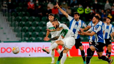 El delantero argentino del Elche Darío Benedetto marcando un gol al Espanyol. El delantero argentino del Elche Darío Benedetto marcando un gol al Espanyol.