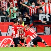 El centrocampista del Athletic Iker Muniain celebrando un gol con sus compañeros
