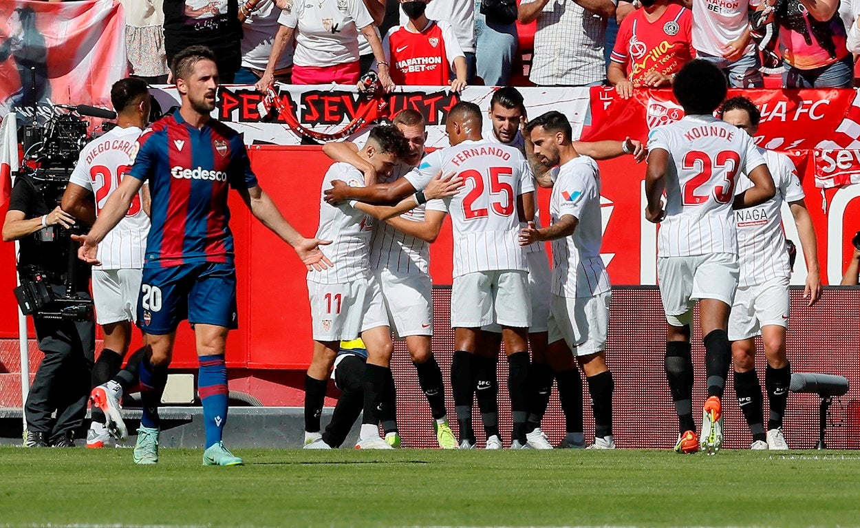 El Sevilla se asienta en lo alto tras un festival de goles ante el Levante El Sevilla se asienta en lo alto tras un festival de goles ante el Levante