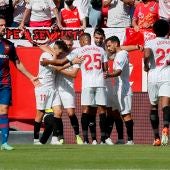 El delantero del Sevilla Rafa Mir (4d) celebra con sus compañeros el tanto ante el Levante durante el partido de LaLiga disputado este domingo en el estadio Sanchez Pizjuán de Sevilla