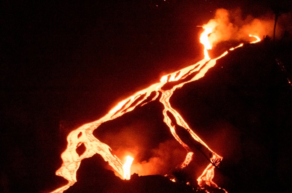El volcán de La Palma sufre otro derrumbe y derrama más lava que alimenta las coladas El volcán de La Palma sufre otro derrumbe y derrama más lava que alimenta las coladas