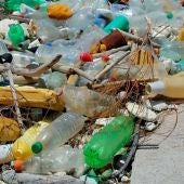 Botellas de plástico tiradas en las rocas de una playa
