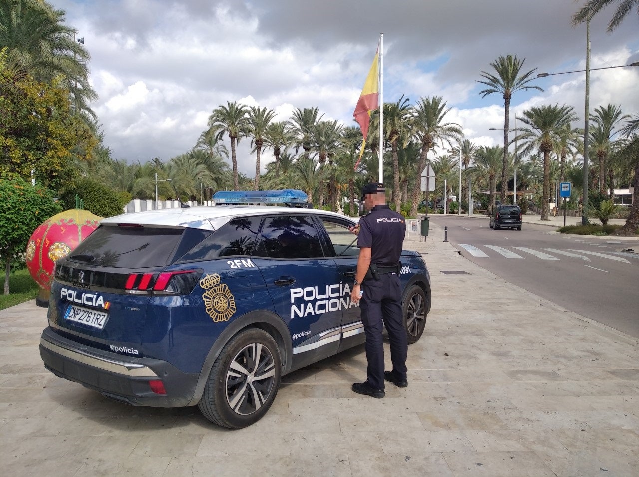 La Policía halla enterrada en un barranco de Elche a una pareja esposada y con signos de violencia La Policía halla enterrada en un barranco de Elche a una pareja esposada y con signos de violencia