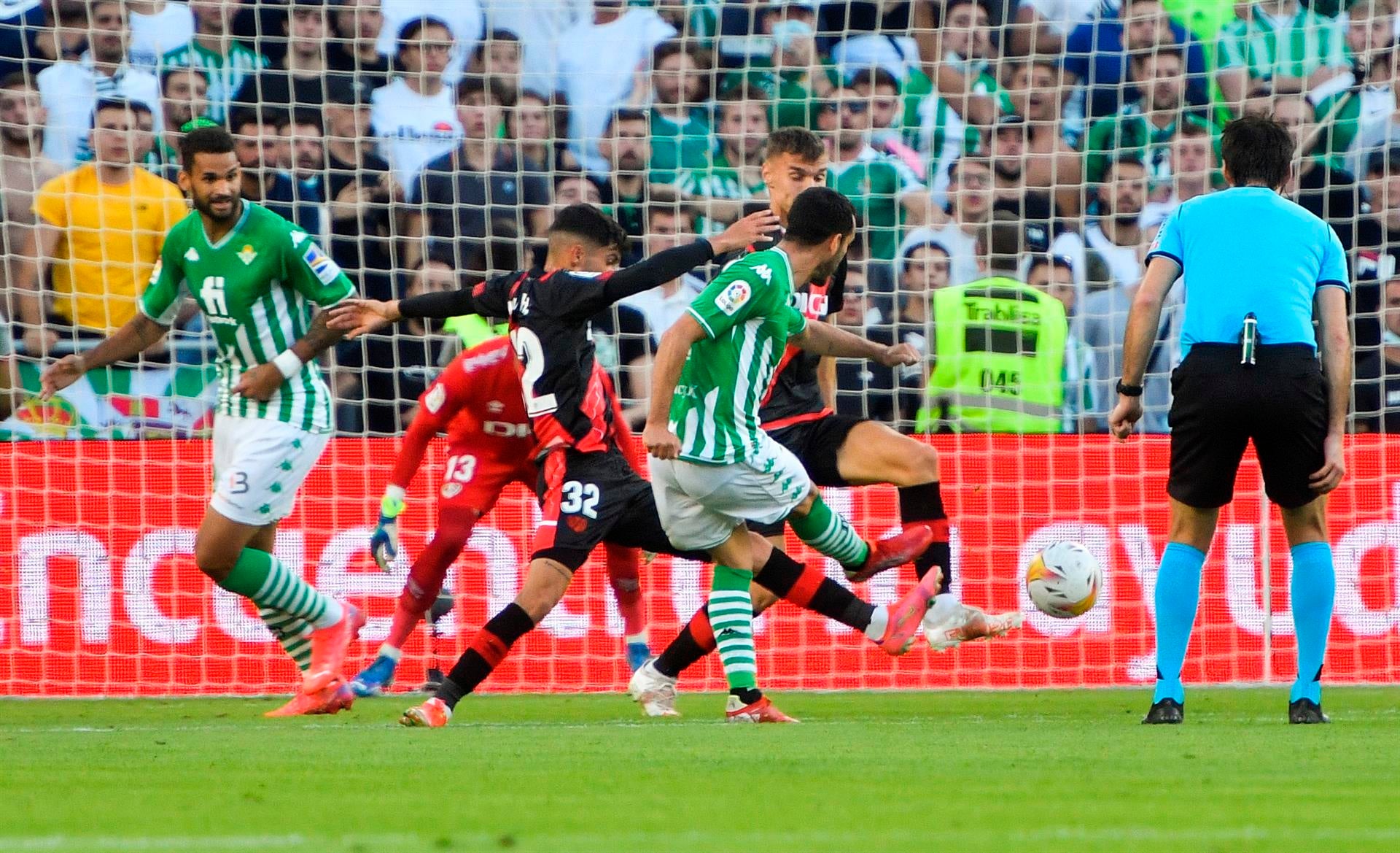 El Betis se aupa puestos europeos a costa de un combativo Rayo El Betis se aupa puestos europeos a costa de un combativo Rayo