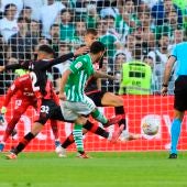 El centrocampista del Real Betis Juanmi Jiménez chuta para marcar el segundo gol ante el Rayo Vallecano
