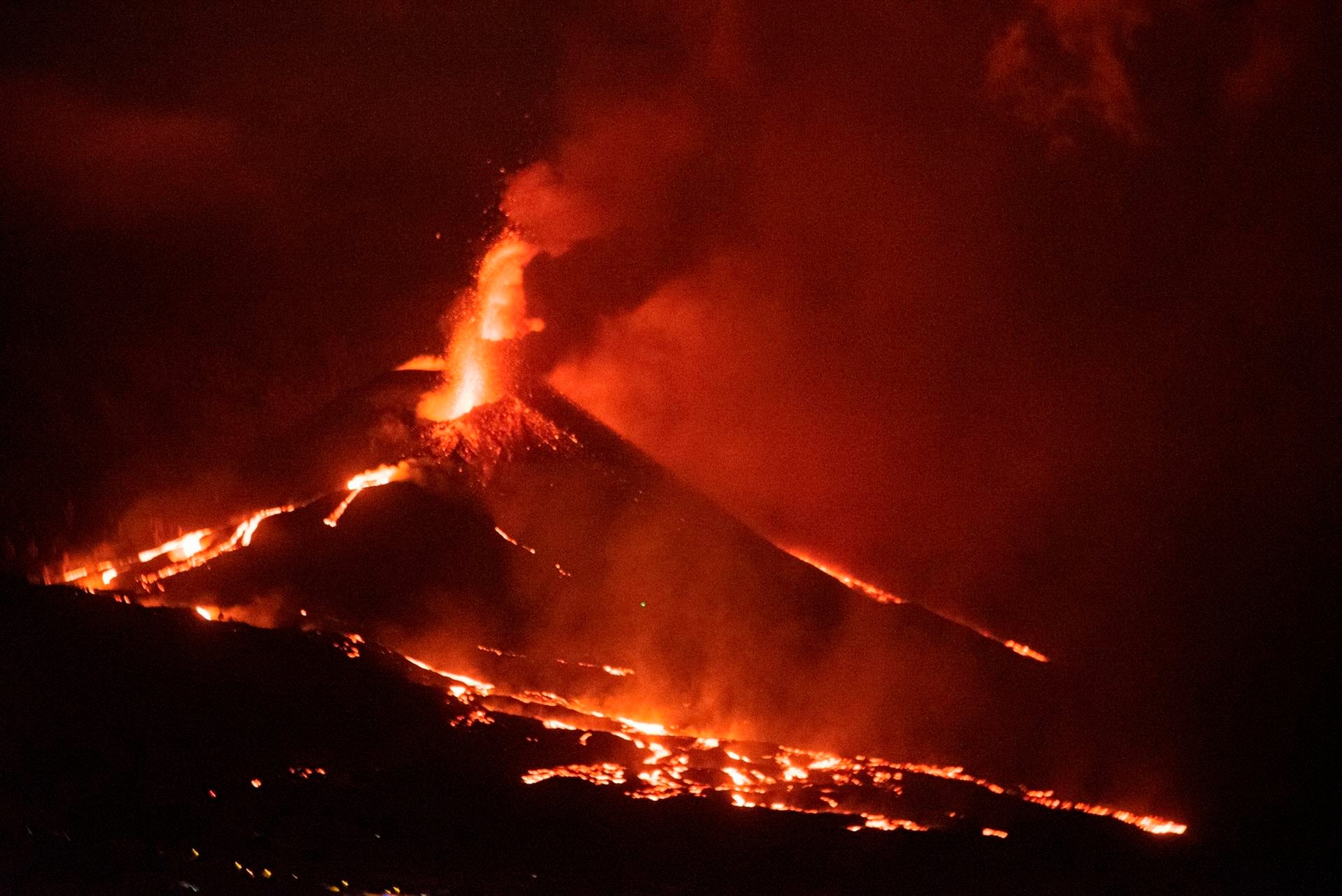 El presidente del Cabildo de La Gomera propone bombardear el volcán para encauzar la lava que expulsa El presidente del Cabildo de La Gomera propone bombardear el volcán para encauzar la lava que expulsa