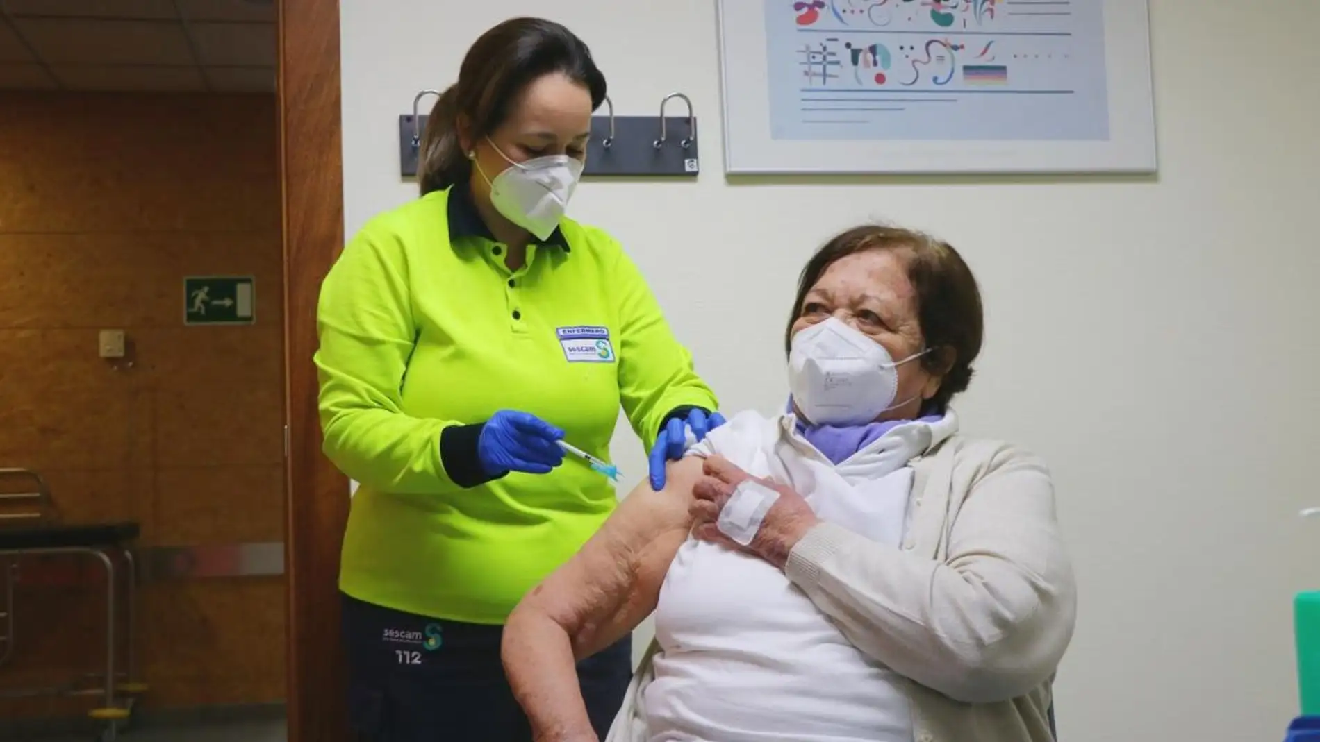 Castilla - La Mancha empieza este lunes a administrar la tercera dosis de la vacuna a mayores de 80 años