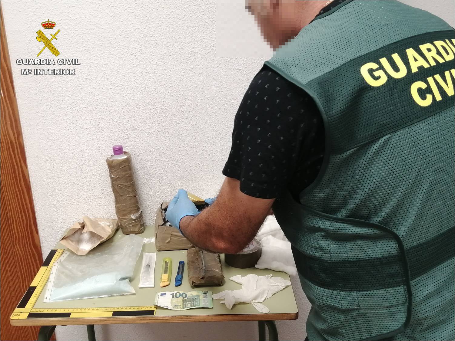 La Guardia Civil detiene a un hombre por estafar 26.000 euros en Albatera mediante el timo de los billetes tintados La Guardia Civil detiene a un hombre por estafar 26.000 euros en Albatera mediante el timo de los billetes tintados