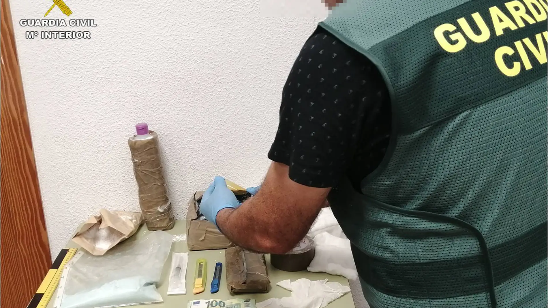 La Guardia Civil detiene a un hombre por estafar 26.000 euros en Albatera mediante el timo de los billetes tintados 