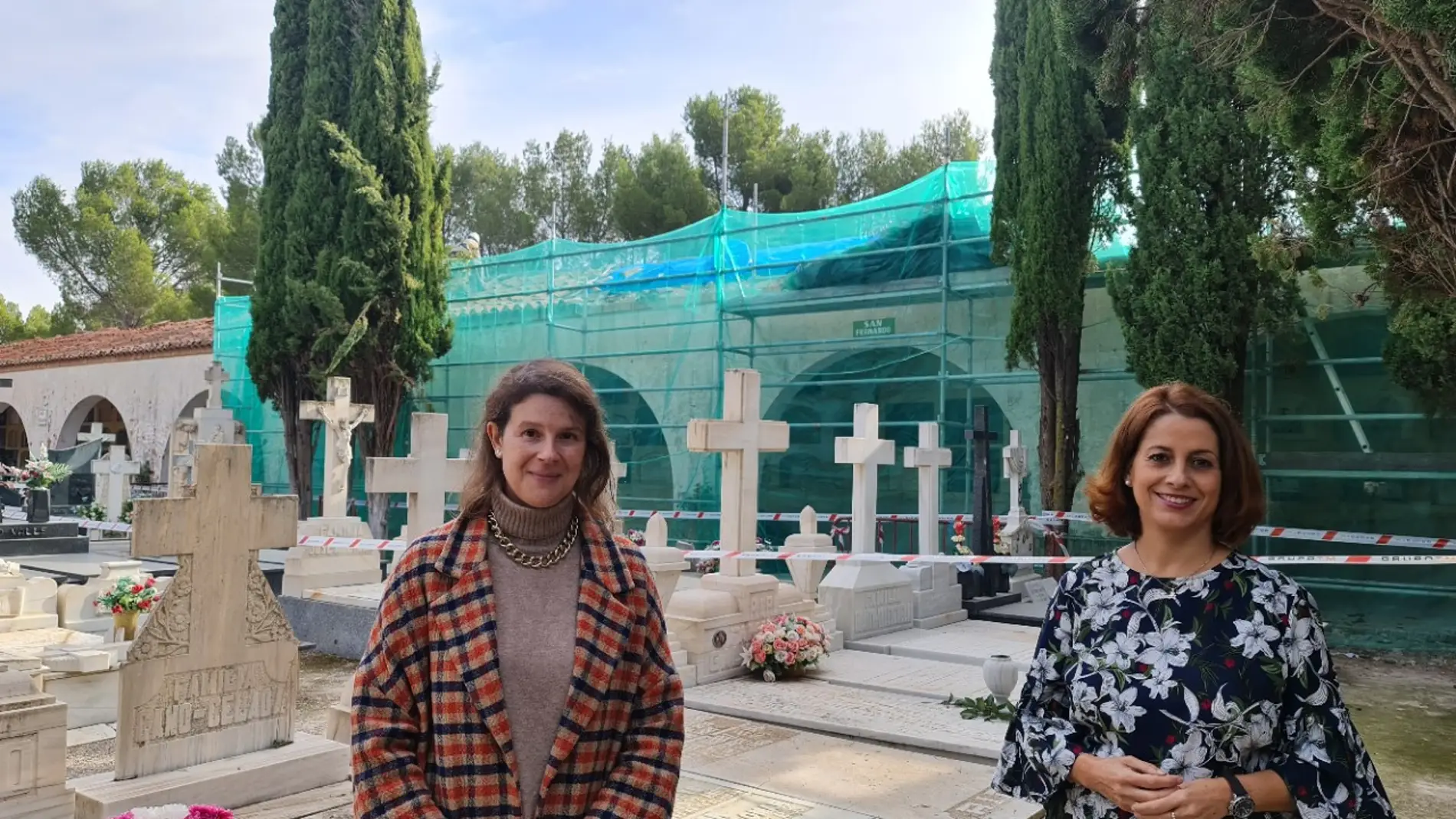 La concejal responsable del cementerio, Ana Oliván, y la alcaldesa de Teruel, Emma Buj
