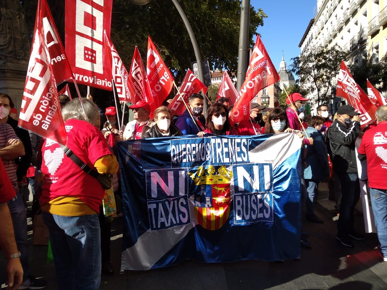 "Ni taxis, ni buses, queremos trenes" "Ni taxis, ni buses, queremos trenes"
