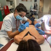 El Hospital del Vinalopó de Elche implanta el tatuaje 3D en el pezón de mujeres que han padecido cáncer de mama.