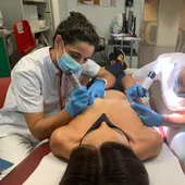 El Hospital del Vinalopó de Elche implanta el tatuaje 3D en el pezón de mujeres que han padecido cáncer de mama. El Hospital del Vinalopó de Elche implanta el tatuaje 3D en el pezón de mujeres que han padecido cáncer de mama.