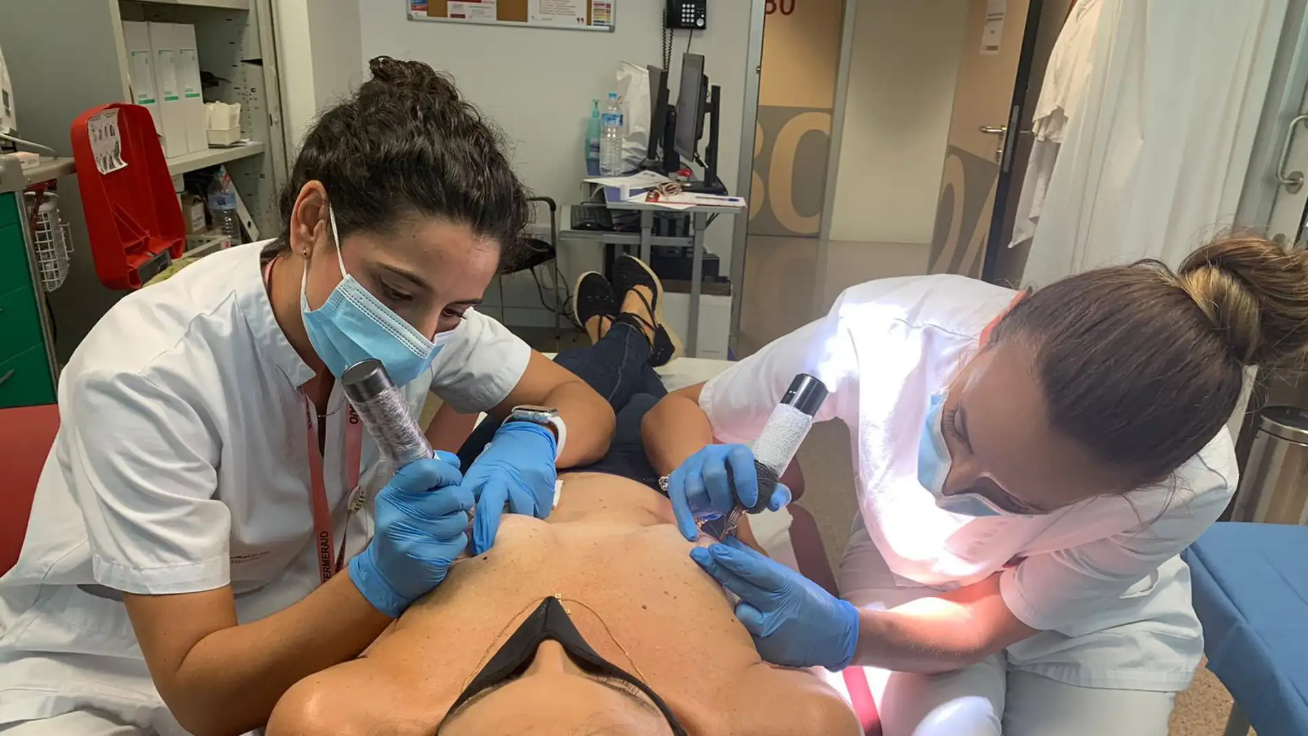 El Hospital del Vinalopó de Elche implanta el tatuaje 3D en el pezón de mujeres que han padecido cáncer de mama.