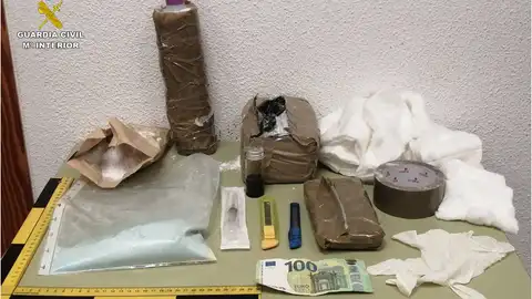 Elementos incautados al presunto estafador Timo de los billetes tintados