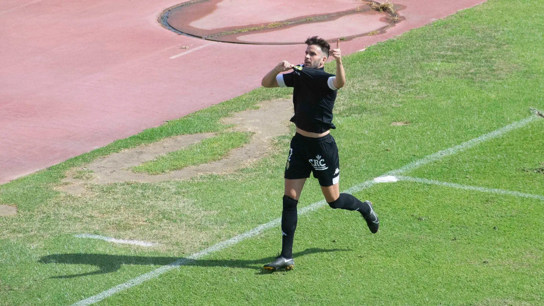 Raúl Ruiz celebra el gol de la victoria ante El Ejido.