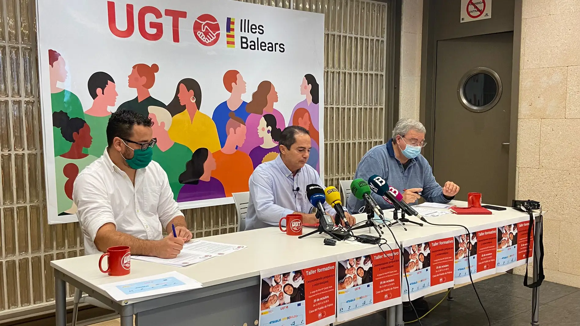 El secretario general de UGT Servicios Públicos en Baleares, Miguel Ángel Romero, en el centro de la foto, junto a Guiem Coll, secretario de adminsitración de UGT a la derecha, y Juanjo del Teso, responsable de residuos urbanos del sindicato, a la izquierda. 