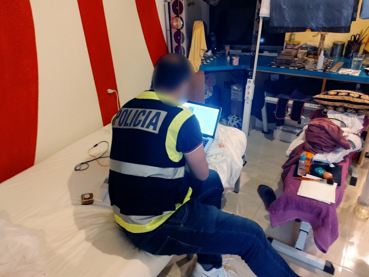 Detienen en la provincia de Alicante a un varón de 65 años por presunto abuso sexual a una niña de 10 años a través de una conocida red social Detienen en la provincia de Alicante a un varón de 65 años por presunto abuso sexual a una niña de 10 años a través de una conocida red social