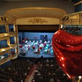 Un momento de la IV donación en el Teatro Principal de Alicante 