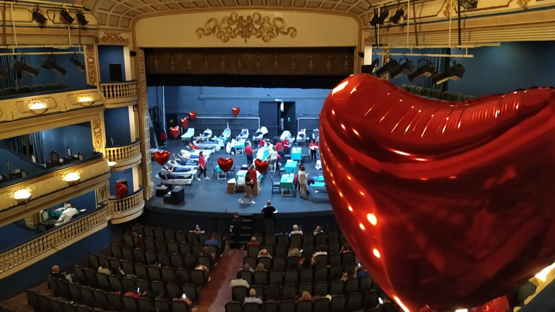 Un momento de la IV donación en el Teatro Principal de Alicante 