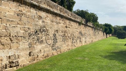 Grafiti sobre la muralla renacentista del Parc de la Mar de Palma