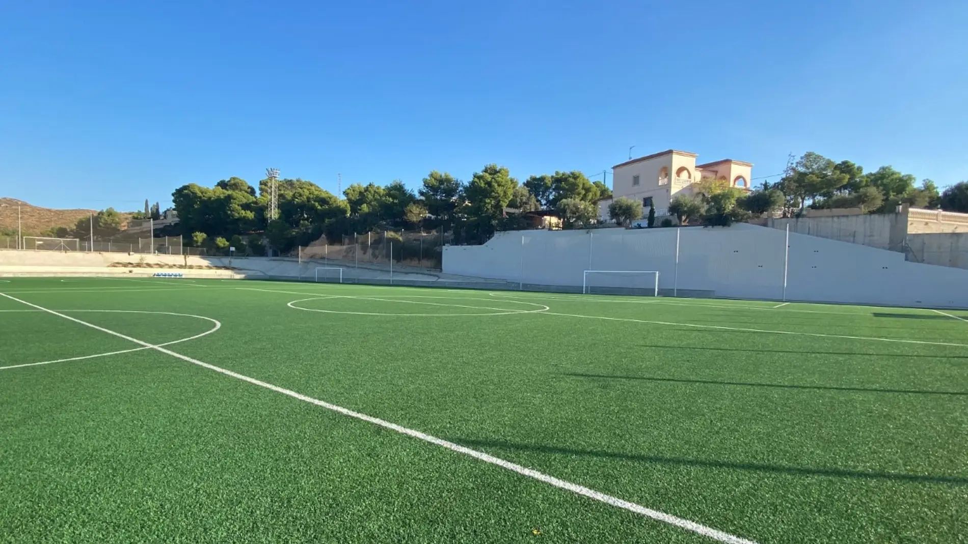 Uno de los campos de fútbol de la Ciudad del Fútbol 'Juanfran Torres' de Crevillent.