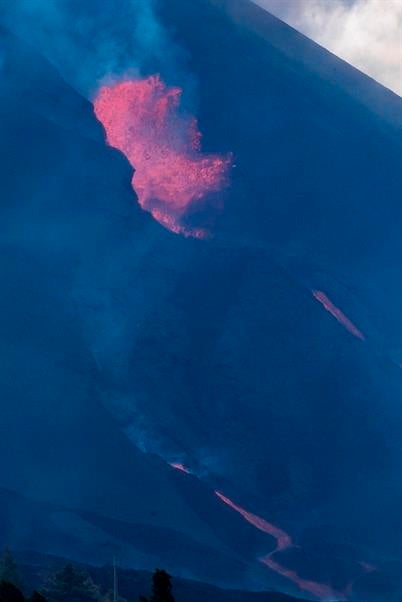 Una ruptura en el cono del volcán de La Palma deja impactantes imágenes de la lava Una ruptura en el cono del volcán de La Palma deja impactantes imágenes de la lava