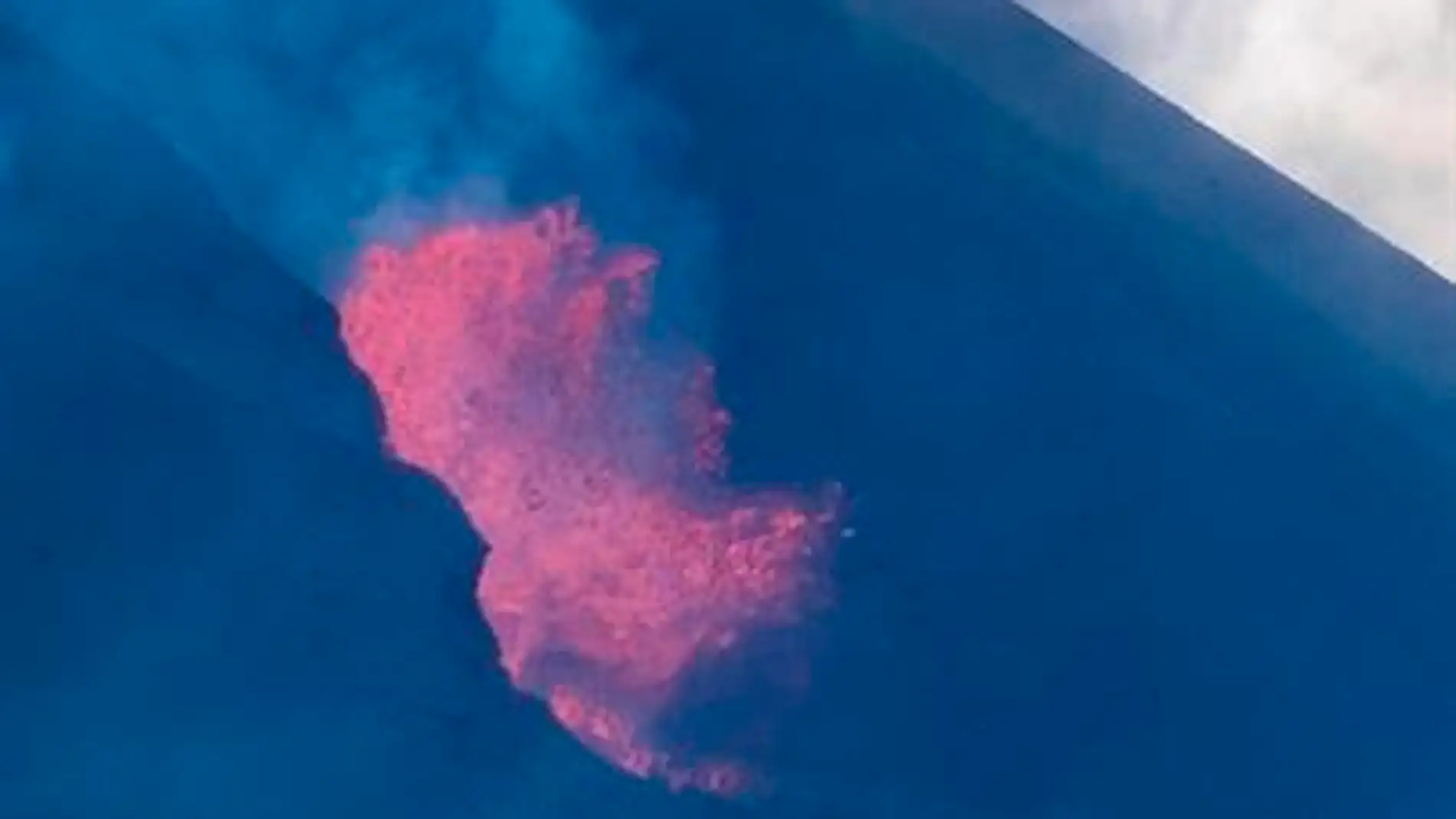 Una ruptura en el cono del volcán de La Palma deja impactantes imágenes de la lava