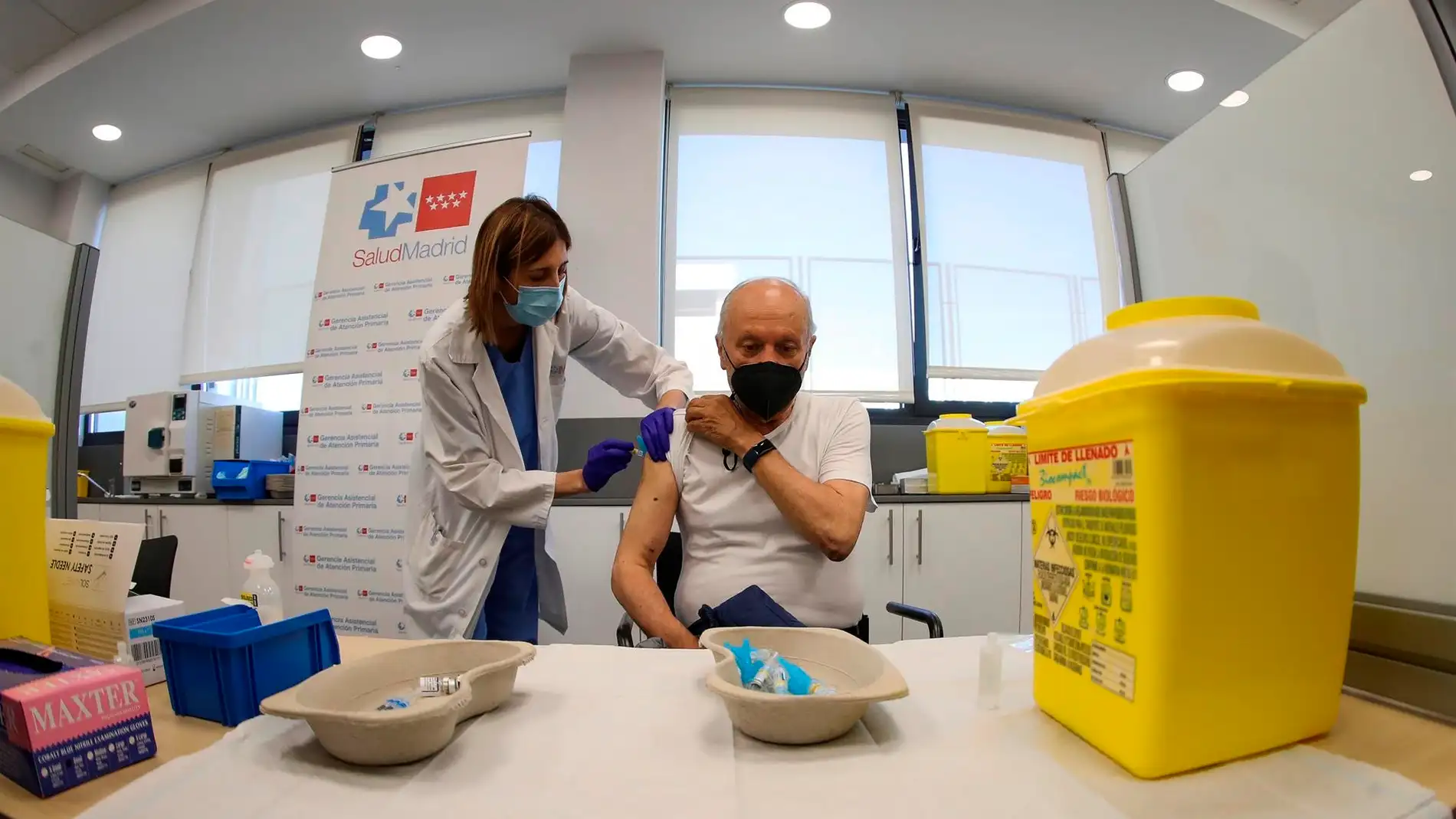Un hombre se vacuna contra el coronavirus en Madrid.