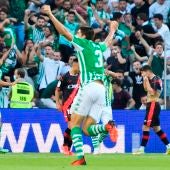 El defensa del Real Betis Álex Moreno celebra tras marcar el primer gol ante el Rayo Vallecano