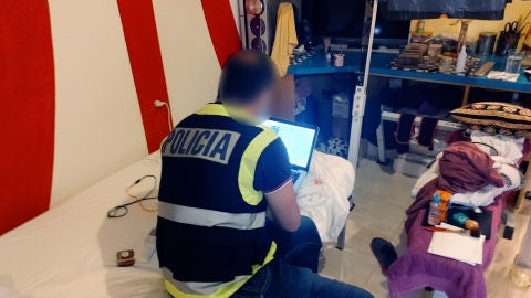 Un agente registra el domicilio del detenido Un agente registra el domicilio del detenido