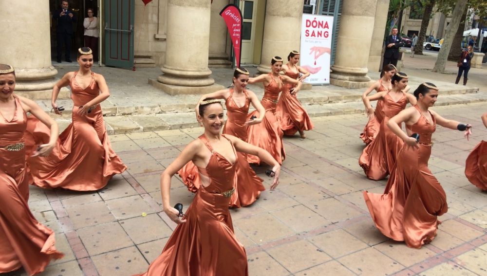 Actividades artísticas a las puertas del Teatro Principal