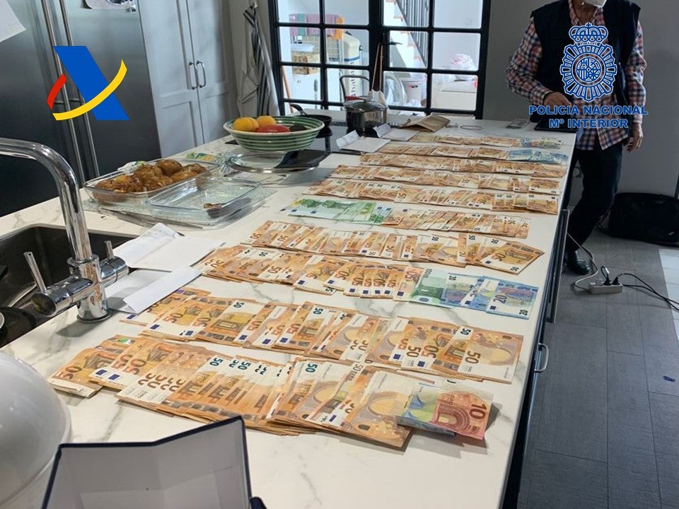 Desmantelan en València un clan familiar por blanquear 45 millones a través de una empresa de interiorismo Desmantelan en València un clan familiar por blanquear 45 millones a través de una empresa de interiorismo