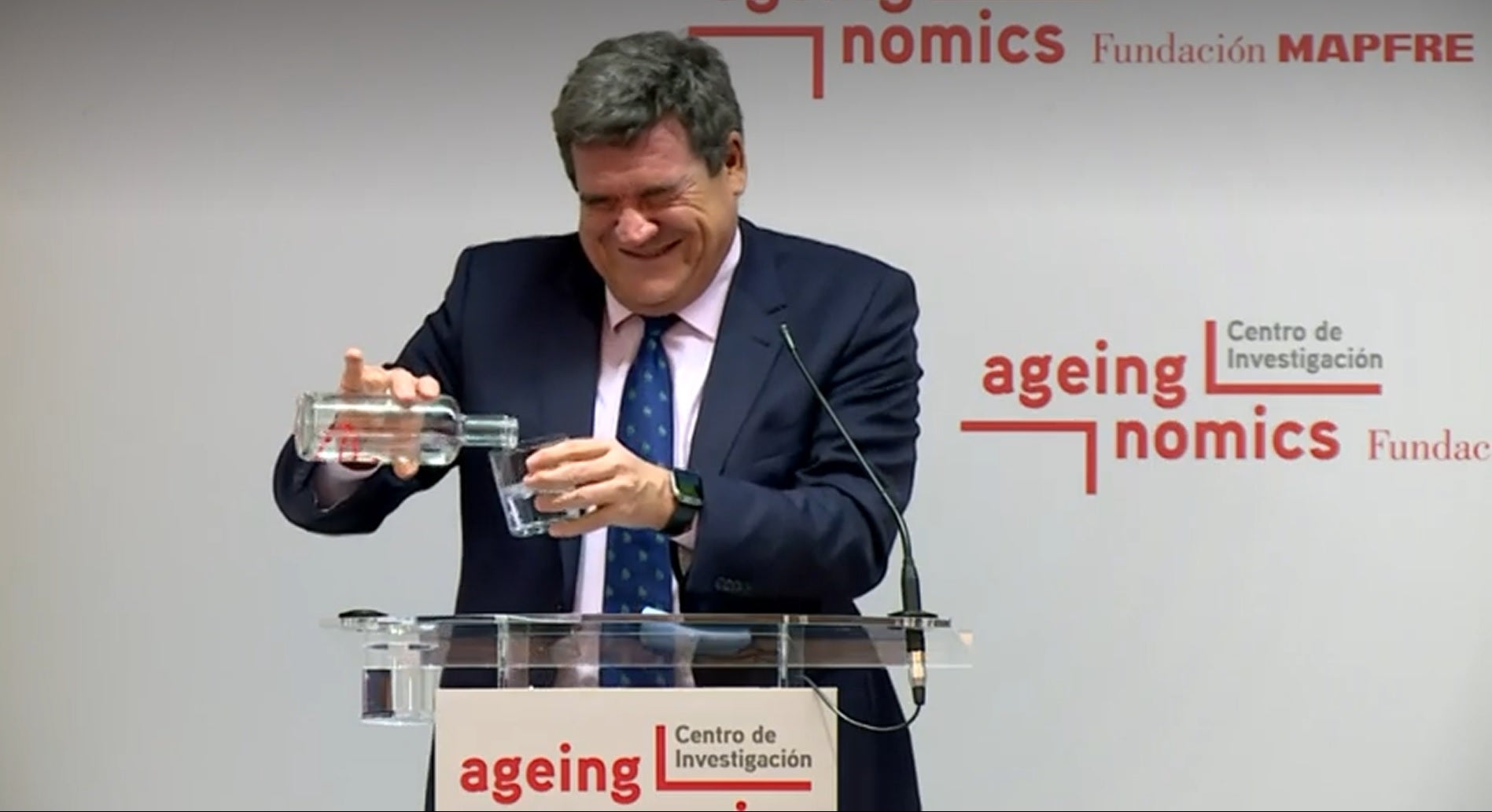 El divertido momento del ministro José Luis Escrivá, tras liarla con una botella de agua El divertido momento del ministro José Luis Escrivá, tras liarla con una botella de agua