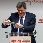 El divertido momento del ministro José Luis Escrivá tras liarla con una botella de agua